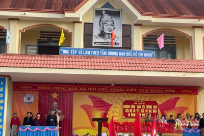 Trao thưởng cho các em học sinh đạt thành tích trong Hội khỏe Phù Đổng cấp xã lần thứ nhất