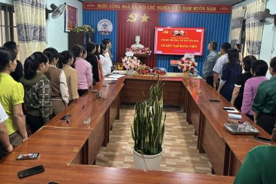 Lễ kết nạp hai quần chúng ưu tú vào hàng ngũ Đảng