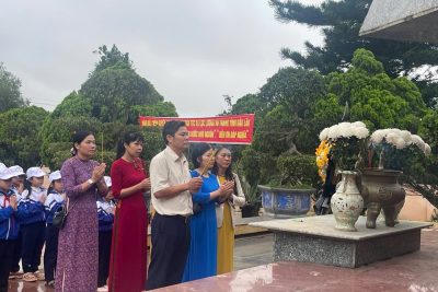 Thăm viếng nghĩa trang liệt sĩ